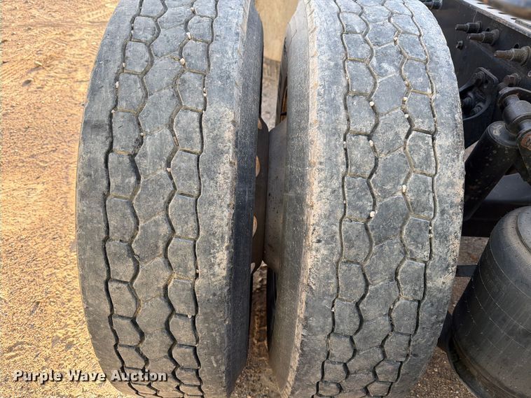 image for item YA2122 2018 International LT625 semi truck