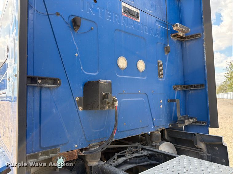 image for item YA2145 2018 International LT625 semi truck