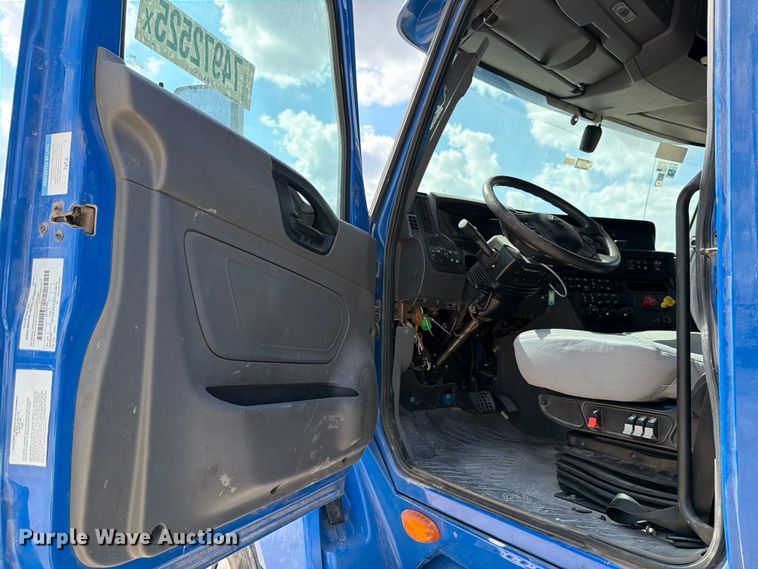 image for item YA2145 2018 International LT625 semi truck