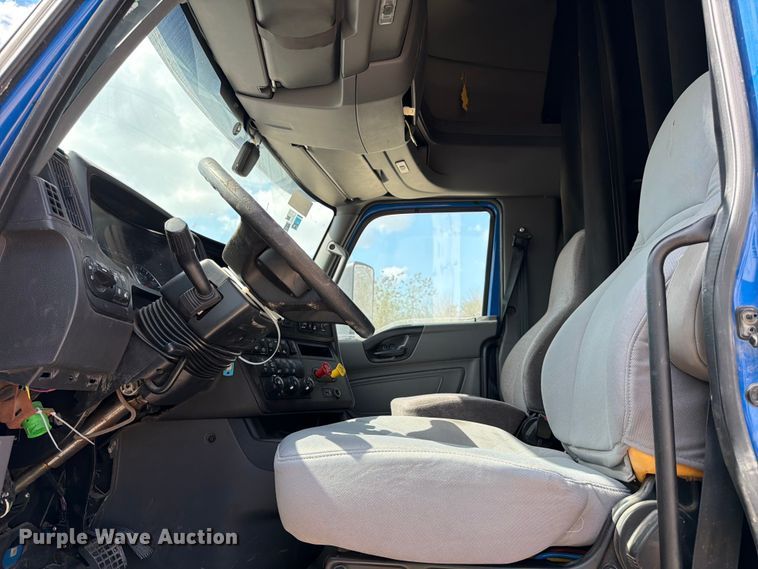 image for item YA2145 2018 International LT625 semi truck