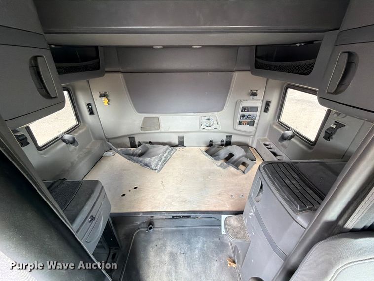 image for item YA2145 2018 International LT625 semi truck