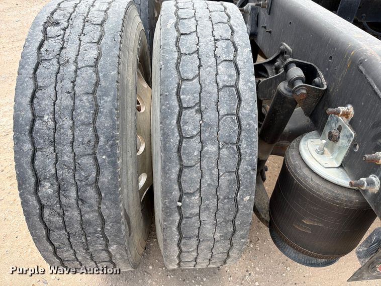 image for item YA2145 2018 International LT625 semi truck