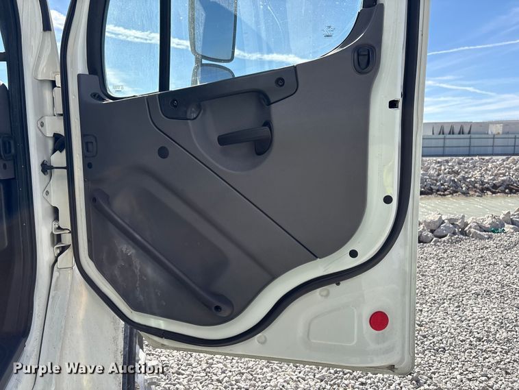 image for item YA2150 2019 Freightliner Business Class M2 box truck