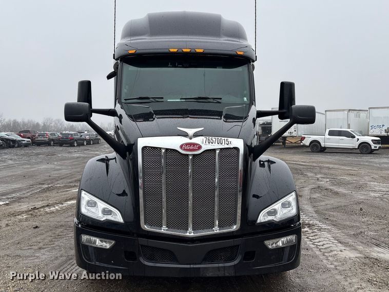 image for item YA2243 2023 Peterbilt 579 semi truck