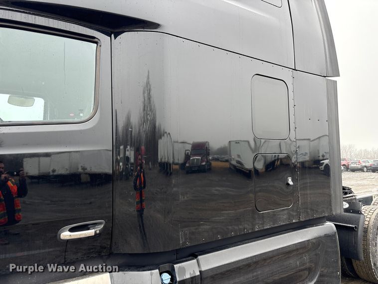 image for item YA2243 2023 Peterbilt 579 semi truck