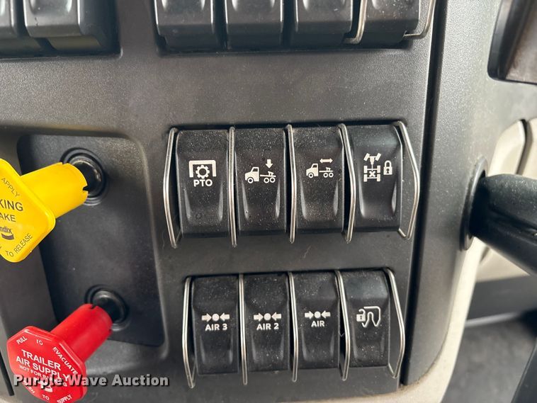 image for item YA2243 2023 Peterbilt 579 semi truck