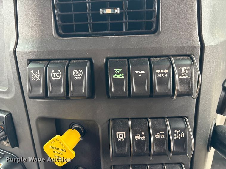 image for item YA2243 2023 Peterbilt 579 semi truck