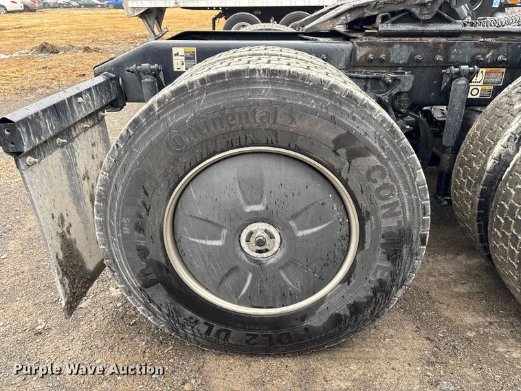 image for item YA2243 2023 Peterbilt 579 semi truck