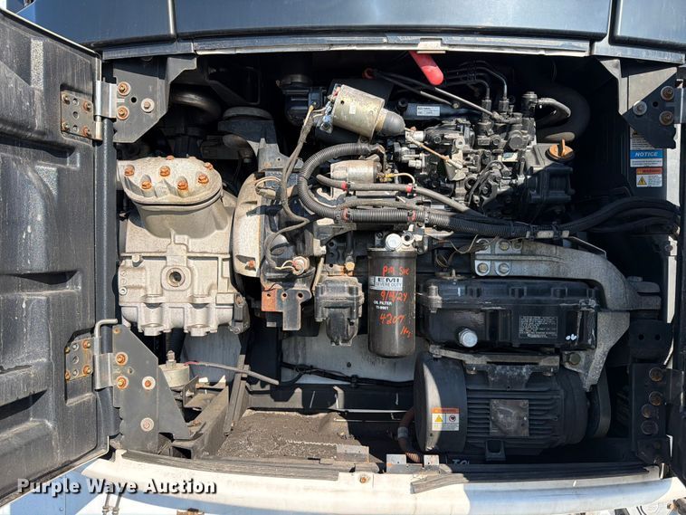 image for item YA2478 2004 Utility VS2RA refrigerated van trailer