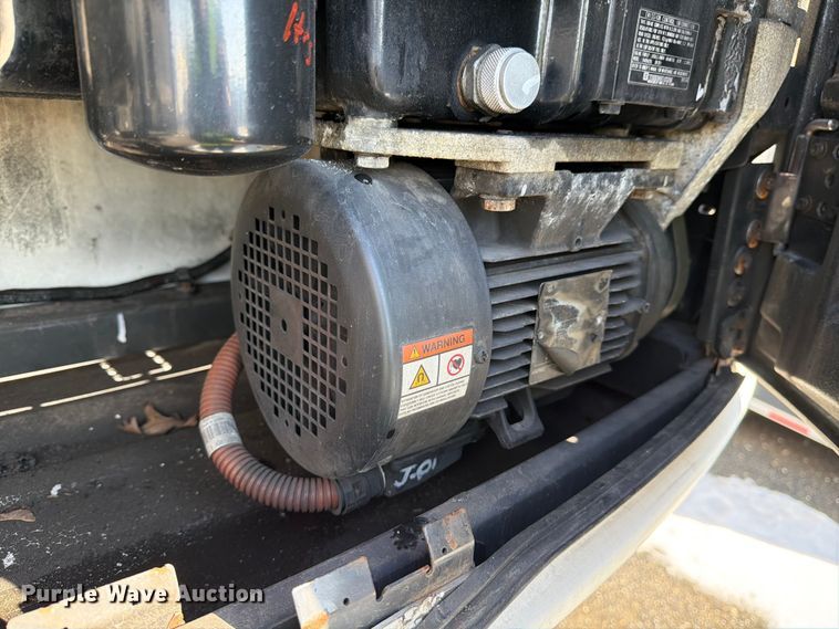 image for item YA2478 2004 Utility VS2RA refrigerated van trailer