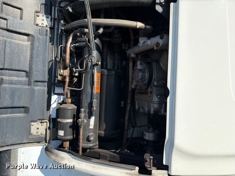 image for item YA2478 2004 Utility VS2RA refrigerated van trailer