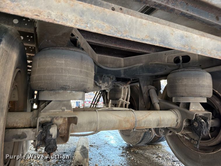 image for item YA2478 2004 Utility VS2RA refrigerated van trailer