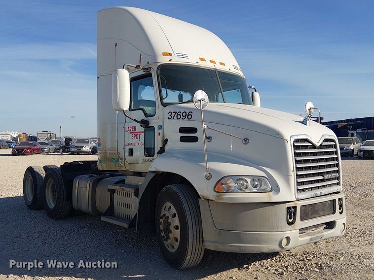 image for item YA2492 2014 Mack CXU613 semi truck