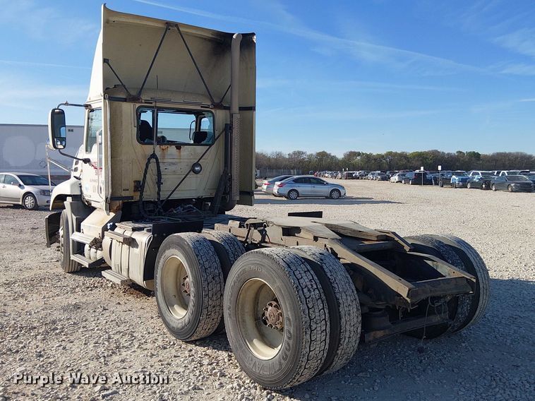 image for item YA2492 2014 Mack CXU613 semi truck