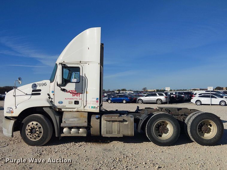 image for item YA2492 2014 Mack CXU613 semi truck