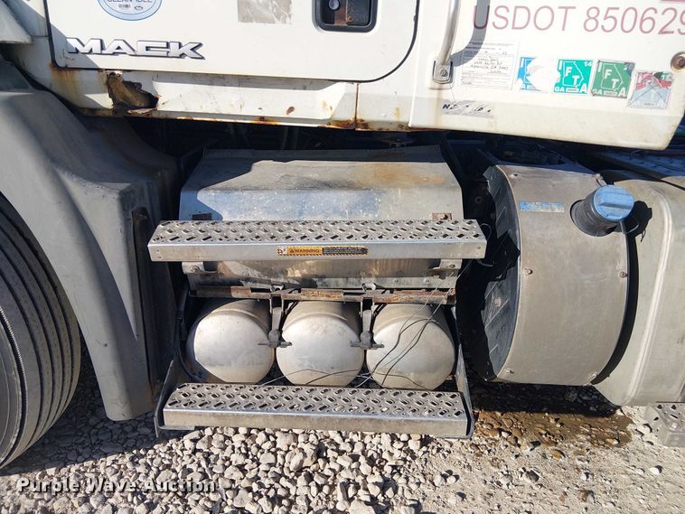 image for item YA2492 2014 Mack CXU613 semi truck