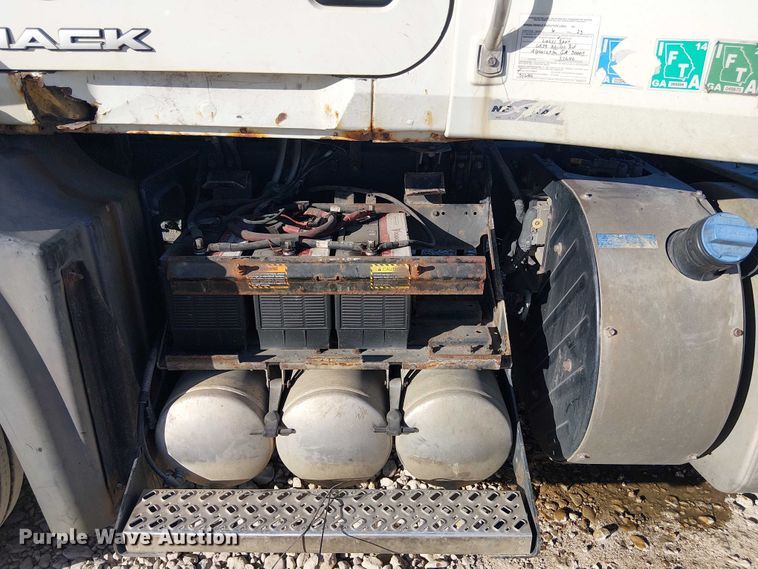 image for item YA2492 2014 Mack CXU613 semi truck