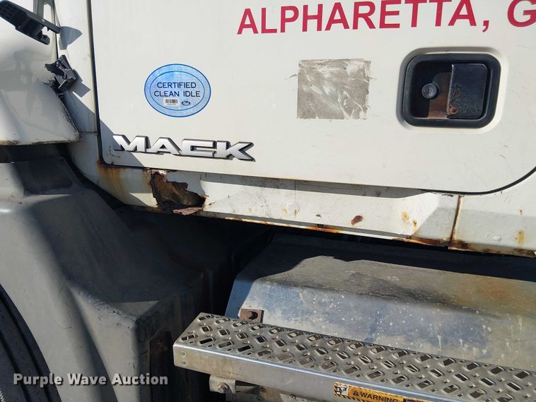 image for item YA2492 2014 Mack CXU613 semi truck