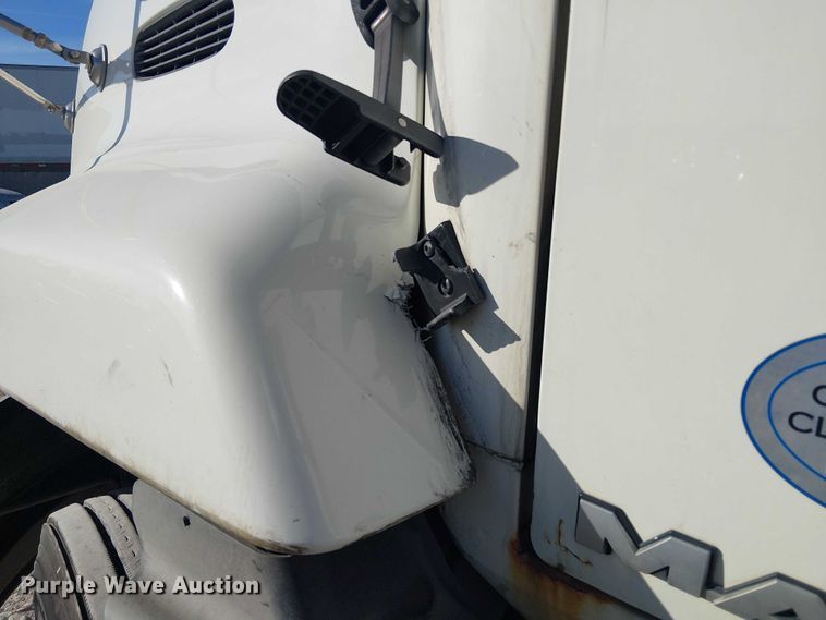 image for item YA2492 2014 Mack CXU613 semi truck