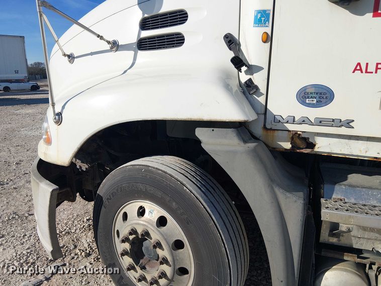 image for item YA2492 2014 Mack CXU613 semi truck