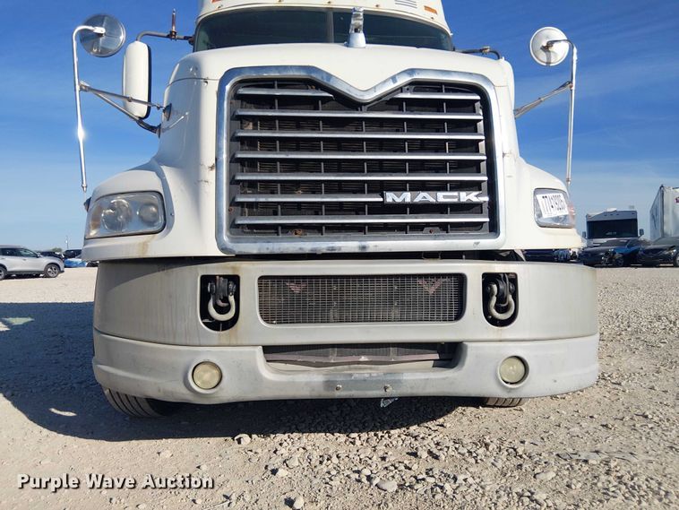 image for item YA2492 2014 Mack CXU613 semi truck