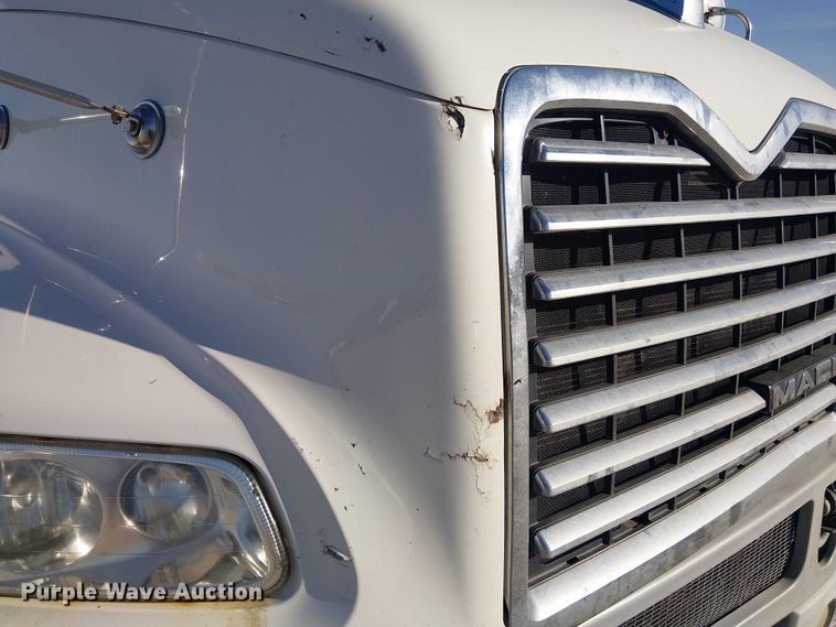 image for item YA2492 2014 Mack CXU613 semi truck