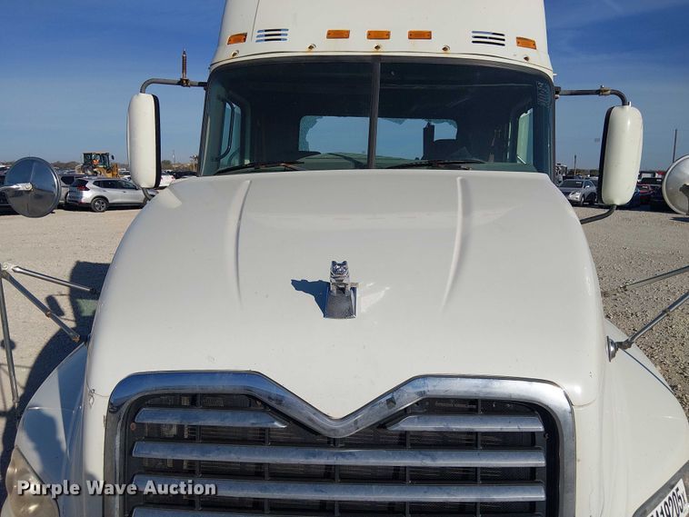 image for item YA2492 2014 Mack CXU613 semi truck