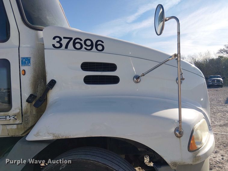 image for item YA2492 2014 Mack CXU613 semi truck