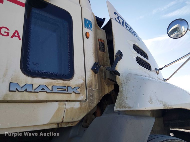image for item YA2492 2014 Mack CXU613 semi truck