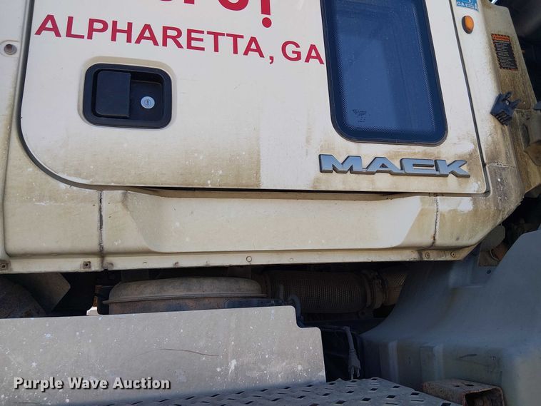 image for item YA2492 2014 Mack CXU613 semi truck