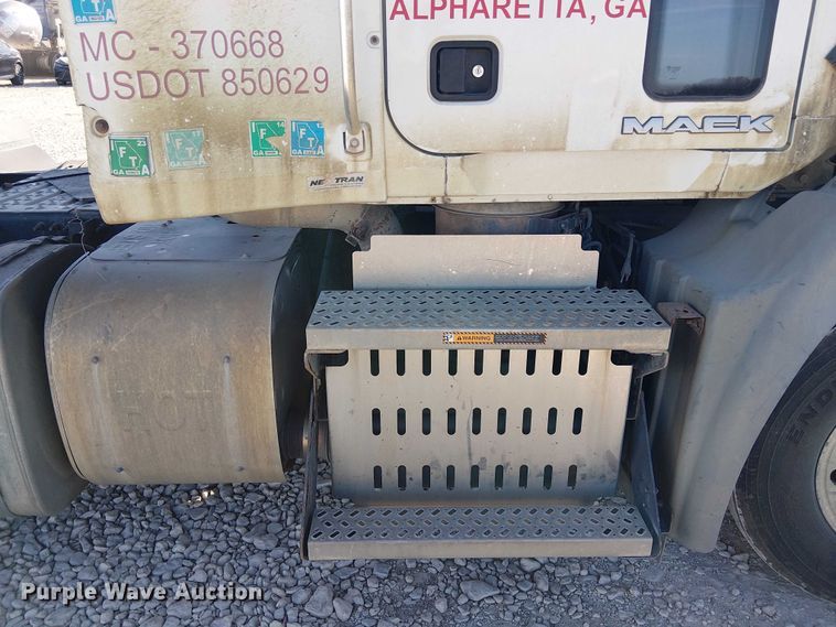 image for item YA2492 2014 Mack CXU613 semi truck