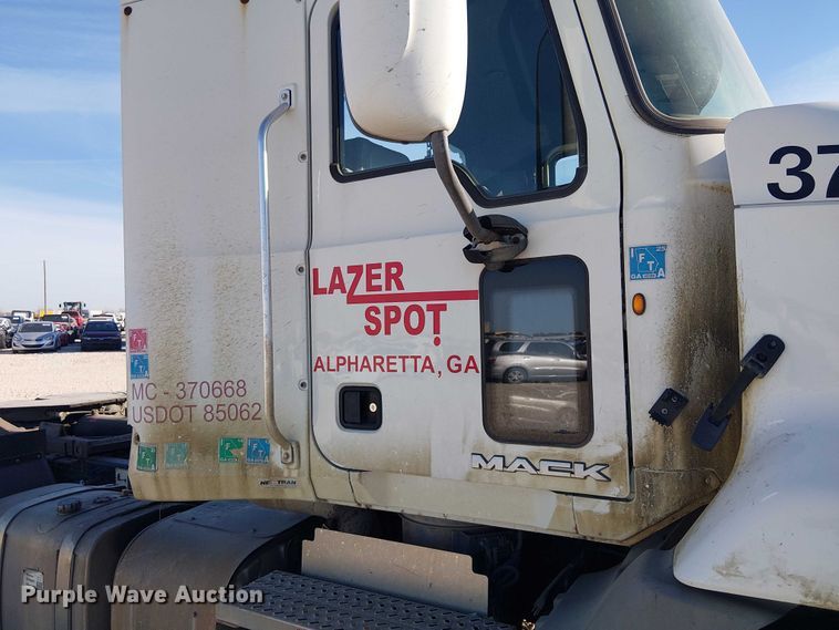 image for item YA2492 2014 Mack CXU613 semi truck