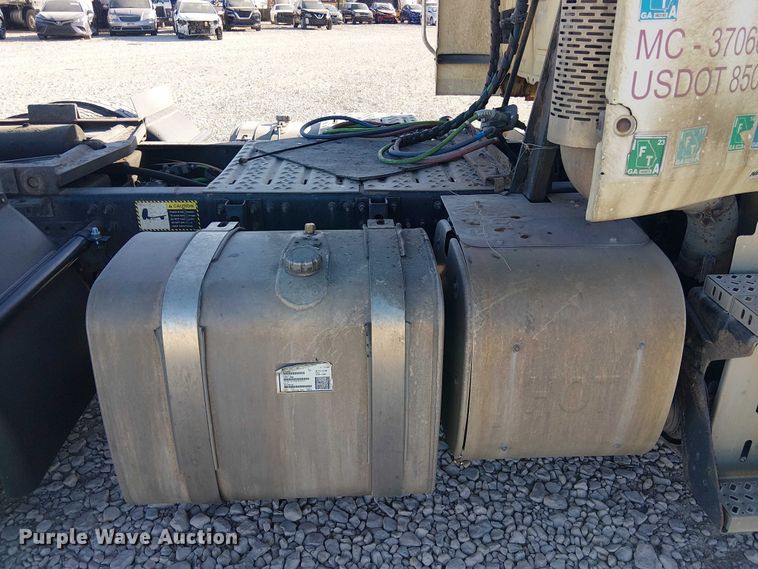 image for item YA2492 2014 Mack CXU613 semi truck