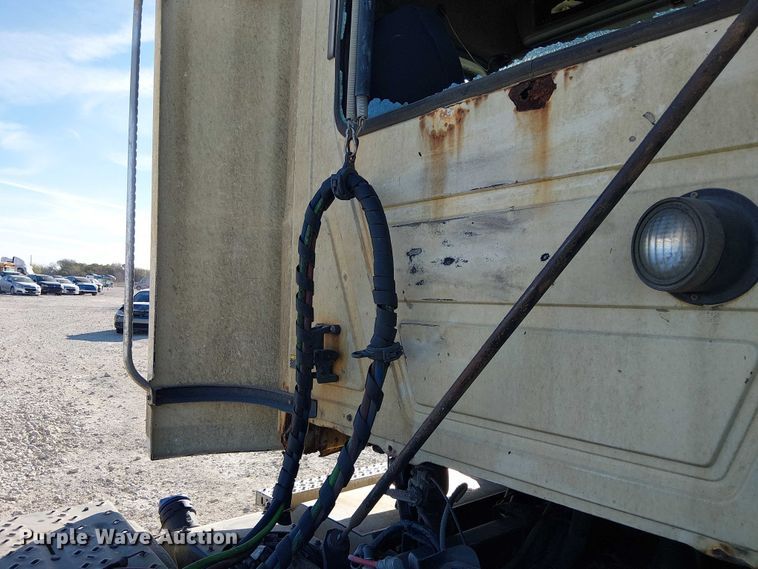 image for item YA2492 2014 Mack CXU613 semi truck