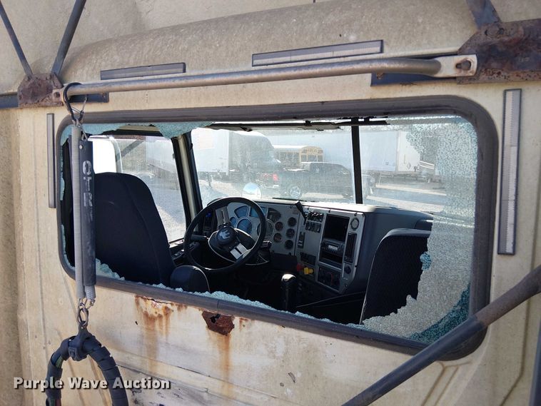 image for item YA2492 2014 Mack CXU613 semi truck