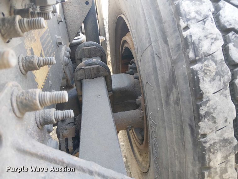 image for item YA2492 2014 Mack CXU613 semi truck