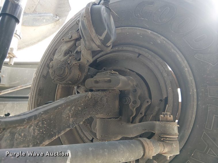 image for item YA2492 2014 Mack CXU613 semi truck