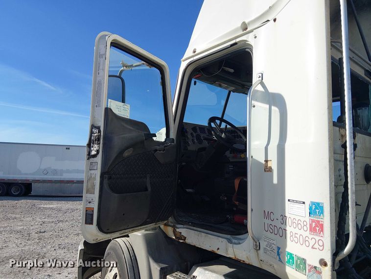 image for item YA2492 2014 Mack CXU613 semi truck