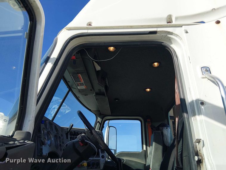 image for item YA2492 2014 Mack CXU613 semi truck