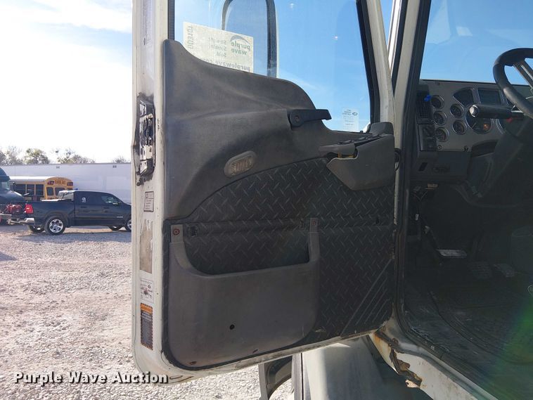 image for item YA2492 2014 Mack CXU613 semi truck