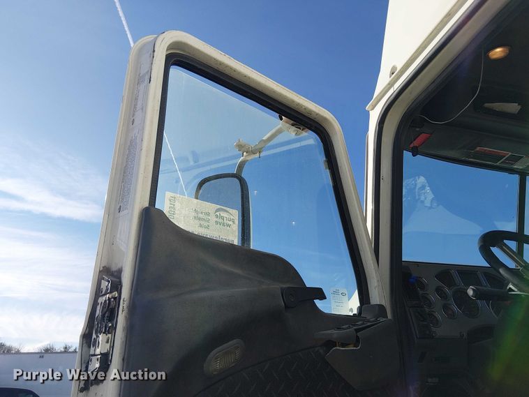 image for item YA2492 2014 Mack CXU613 semi truck