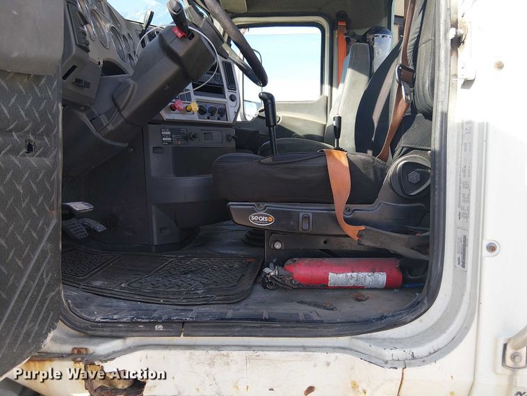 image for item YA2492 2014 Mack CXU613 semi truck