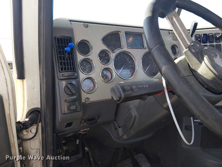 image for item YA2492 2014 Mack CXU613 semi truck