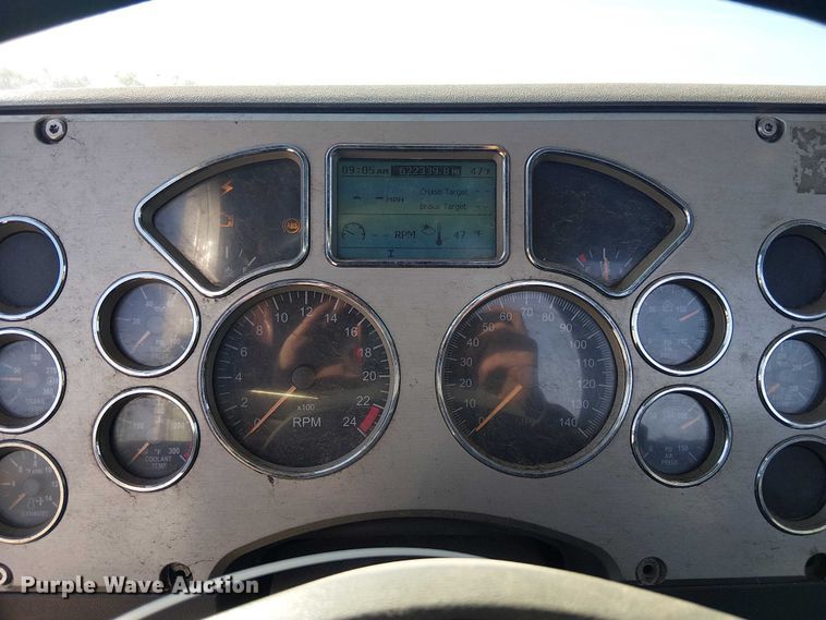 image for item YA2492 2014 Mack CXU613 semi truck