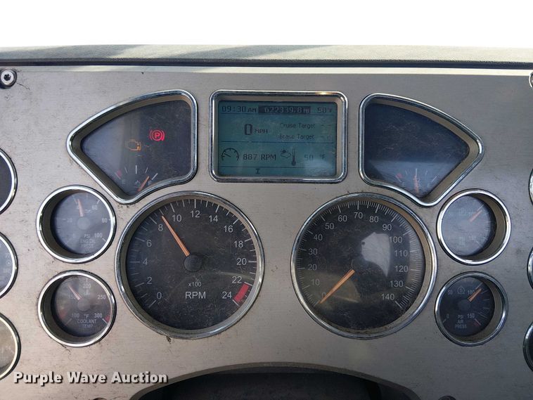 image for item YA2492 2014 Mack CXU613 semi truck