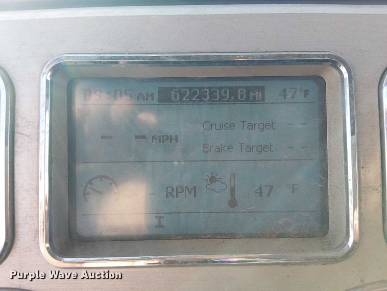 image for item YA2492 2014 Mack CXU613 semi truck