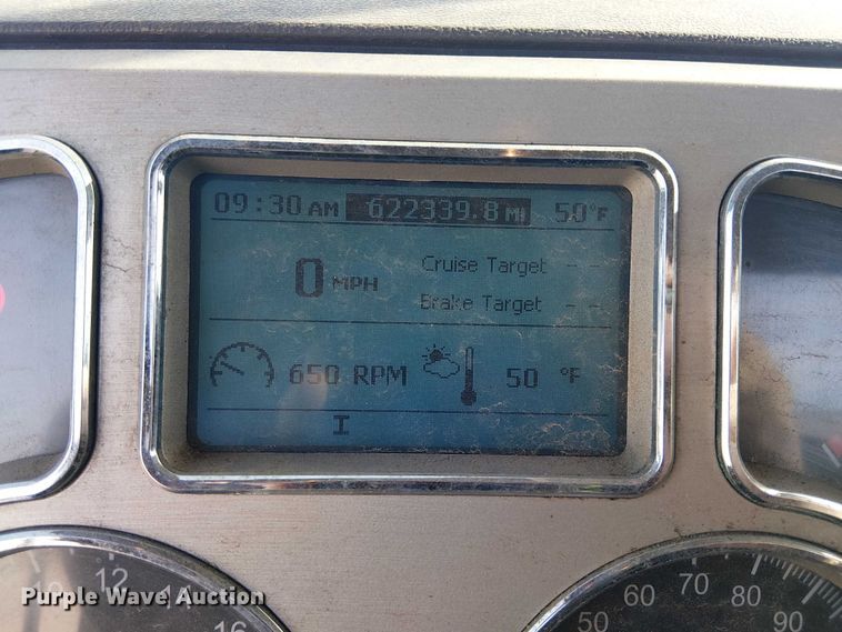 image for item YA2492 2014 Mack CXU613 semi truck