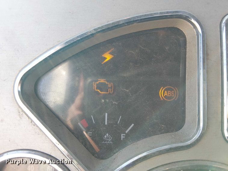 image for item YA2492 2014 Mack CXU613 semi truck