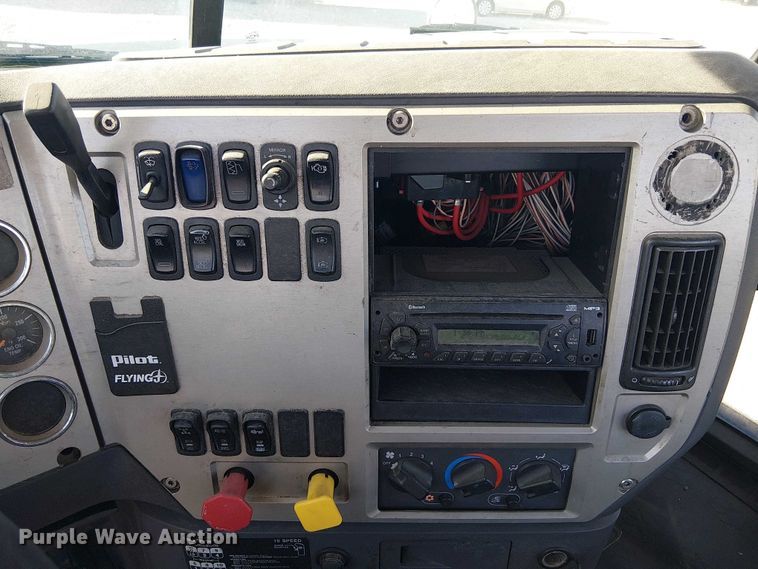 image for item YA2492 2014 Mack CXU613 semi truck