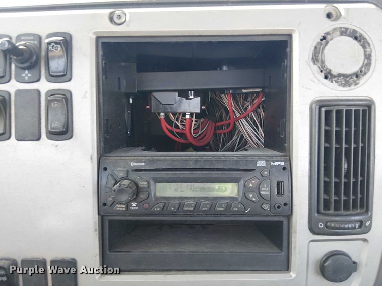 image for item YA2492 2014 Mack CXU613 semi truck